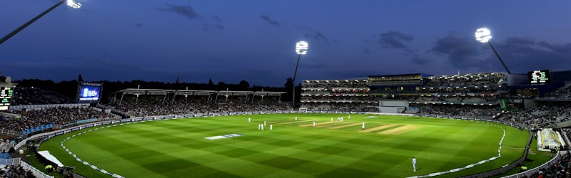 足球运动员在绿茵场上带球奔跑的瞬间